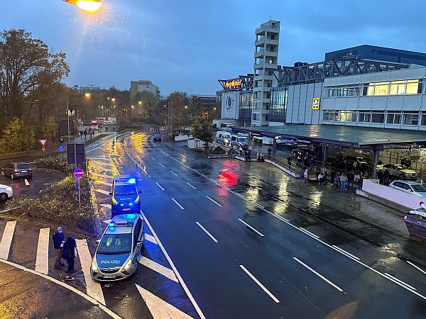 Zunächst konnte die Polizei nicht klären, ob es sich um Böllerlärm oder ein Schussgeräusch gehandelt hatte. - © Str./dpa