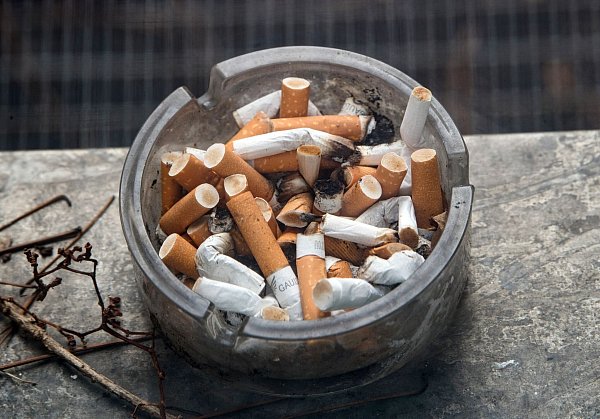 Ein voller Aschenbecher steht auf einem Fensterbrett. - © Soeren Stache/dpa