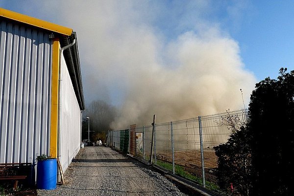 Nachdem eine Bodenfräse die Hauptgasleitung angesägt hatte, stieg wegen des hohen Drucks rings um die Unglückstelle viel Staub auf. Der Gasaustritt war mehrere Stunden lang bis in einigen Kilometern Entfernung zu hören. - © REPRO: SILKE RIETHMÜLLER