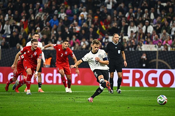 Traf in seinem 104. Länderspiel vom Elfmeterpunkt: Kapitän Joshua Kimmich. - © Tom Weller/dpa
