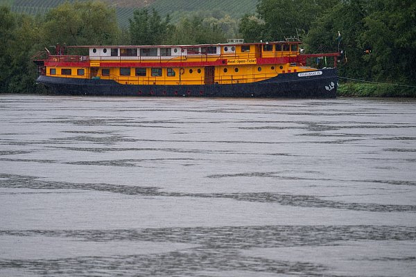 Das Schiff eignet sich laut Besitzer auch gut für Flussbestattungen. (Archivbild) - © Harald Tittel/dpa