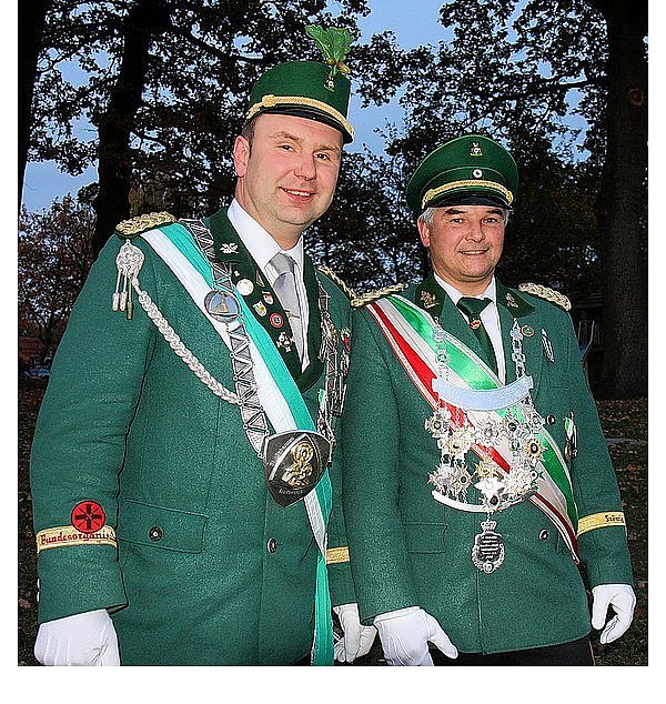 Mit diesem Ergebnis sicherten sich Hubert Meiwes (l.) von der St.-Johannes-Schützenbruderschaft Delbrück und Andreas Oberteicher von der St.-Achatius-Schützenbruderschaft Stukenbrock-Senne die Titel des Bezirkskönigs. - © FOTO: WOLFGANG HOFMANN