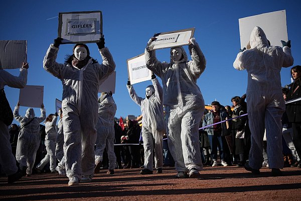 Am Internationalen Tag zur Beseitigung von Gewalt gegen Frauen gibt es stets Protestaktionen. - © Laurent Cipriani/AP/dpa