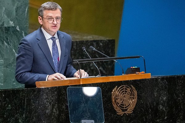 In seiner Rede spricht der ukrainische Außenminister Dmytro Kuleba über 200 erfolglose Runden an Friedensverhandlungen. - © Mary Altaffer/AP/dpa