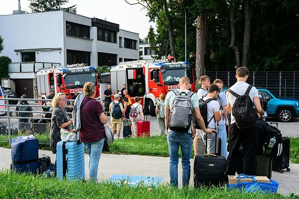 Das Problem sei der Zug, nicht der Tunnel gewesen, teilte ein Sprecher der österreichischen Bahnen ÖBB mit. - © Max Slovencik/APA/dpa