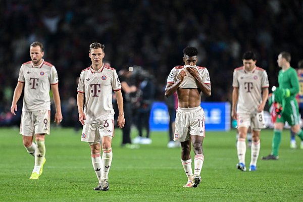 Ende eines Frust-Abends: Die Bayern-Verlierer um Joshua Kimmich (2.v.l.). - © Sven Hoppe/dpa