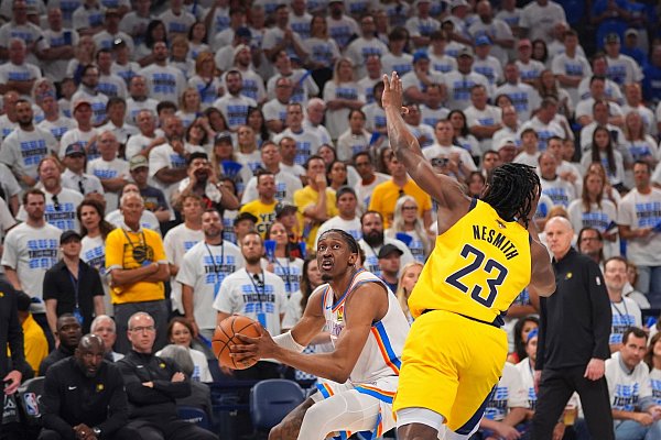 Jalen Williams (l) hatte einen ganz großen Abend beim Sieg für OKC. - © Kyle Phillips/AP/dpa