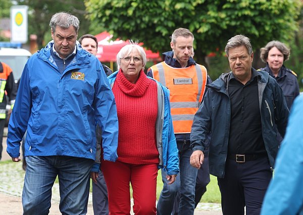 Der bayerische Ministerpräsident Markus Söder mit Kulturstaatsministerin Claudia Roth und Vizekanzler Robert Habeck in Babenhausen im Allgäu. - © Karl-Josef Hildenbrand/dpa