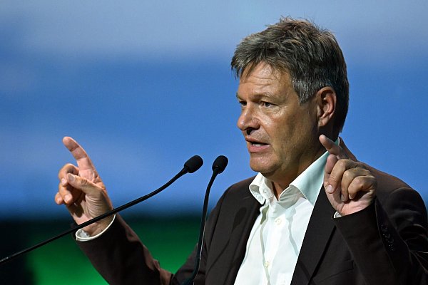 Nach dem vorläufigen Stopp der Intel-Investition bleibt Bundeswirtschaftsminister Robert Habeck (Grüne) zuversichtlich: «Wir haben unsere Hausaufgaben gemacht.» - © Federico Gambarini/dpa