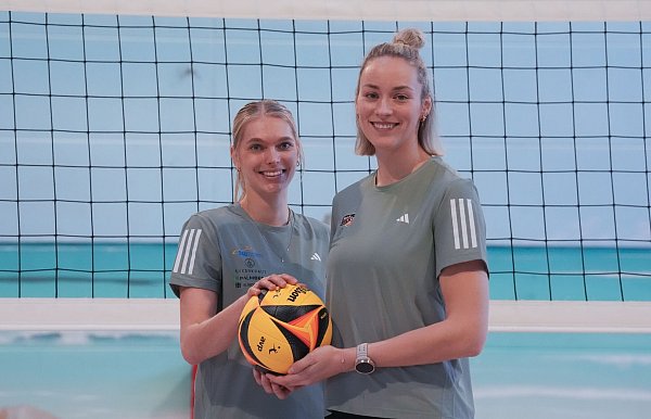 Das Experiment beginnt: Beach-Volleyball-Duo Louisa Lippmann (r) und Linda Bock. - © Marcus Brandt/dpa
