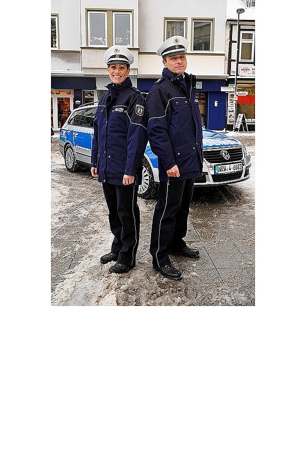 Polizeikommissarin Nina Braun und Hauptkommissar Steven Haydon führten die neuen Uniformen auf dem Alten Markt mit ihren Kollegen der Citywache vor. - © FOTO: RALF BITTNER