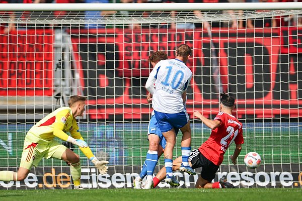 Michael Cuisance (M) erzielt das 2:0 für Hertha. - © Daniel Karmann/dpa