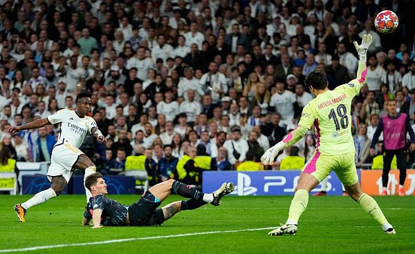 Das ewige Duell: Manchester City gegen Real Madrid in der Champions League. - © Manu Fernandez/AP
