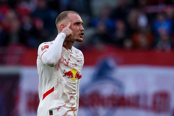 David Raum feiert sein Freistoßtor. - © Jan Woitas/dpa