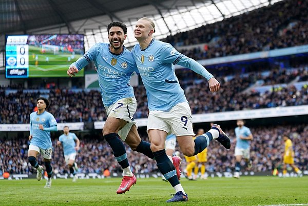 Kongeniales Duo: Omar Marmoush (l) und Erling Haaland bejubeln das 1:0. - © Martin Rickett/PA Wire/dpa