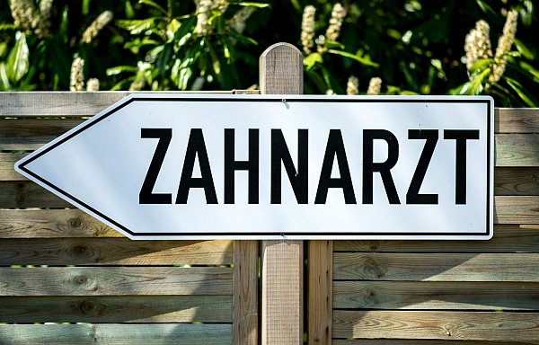 Regelmäßige Zahnarztbesuche sind bei Kreidezähnen notwendig. (Symbolbild) - © Hauke-Christian Dittrich/dpa