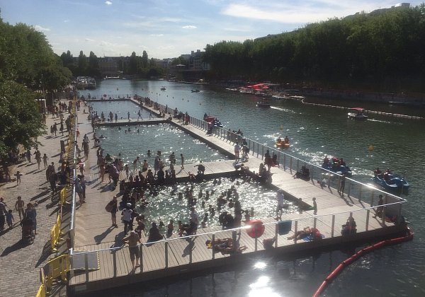 Schon länger können Badegäste in den ins Wasser gelassenen Schwimmbecken im Kanal Bassin de la Villette in Paris schwimmen. (Archivbild) - © picture alliance / Sebastian Kunigkeit/dpa