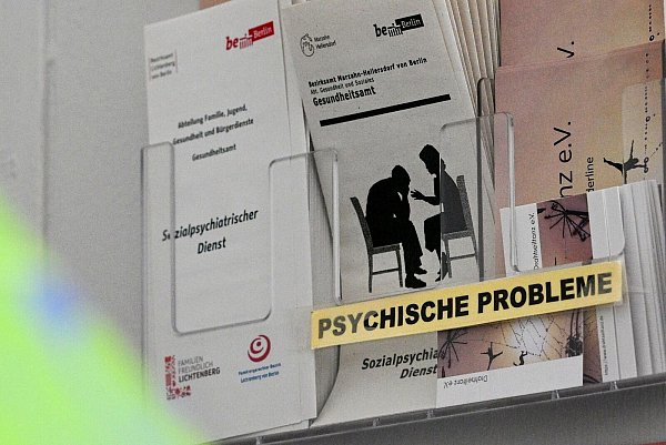 Es gibt viele Beratungs- und Unterstützungsangebote, die Betroffenen und besorgten Angehörigen helfen: am Telefon, online und persönlich. Im akuten Notfall aber gilt: 112 wählen oder zur Klinik fahren. - © Jens Kalaene/dpa/dpa-tmn
