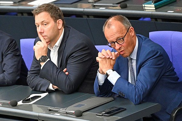 Bundeskanzler Friedrich Merz (CDU, l) hat SPD-Chef und Finanzminister Lars Klingbeil in der Frage von Steuererhöhungen klar widersprochen (Foto: Archiv). - © Niklas Treppner/dpa