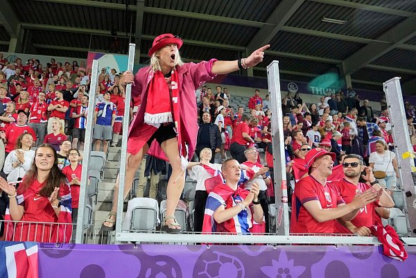 Volle Stadien bei der EM in der Schweiz - © Martin Meissner/AP/dpa