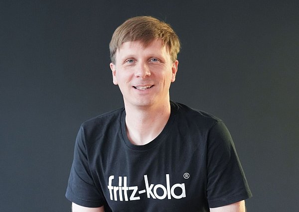 Der Co-Gründer von Fritz-Kola ist ein Verfechter höheren Mehrwegpfands. (Produktion) - © Marcus Brandt/dpa
