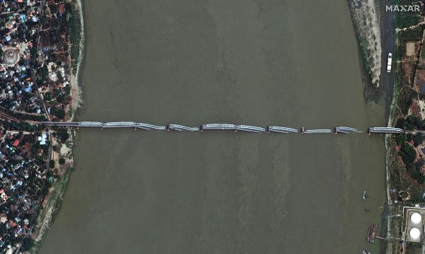 Das Erdbeben in Myanmar richtete schwere Schäden an Infrastruktur - wie etwa an Brücken - an. - © Maxar Technologies/Maxar/AP/dpa
