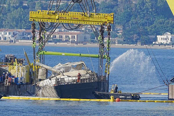 Derzeit wird das Wrack leergepumpt und stabilisiert, bevor es für weitere Untersuchungen in den Hafen von Termini Imerese geschleppt werden soll. - © Peter Byrne/PA Wire/dpa