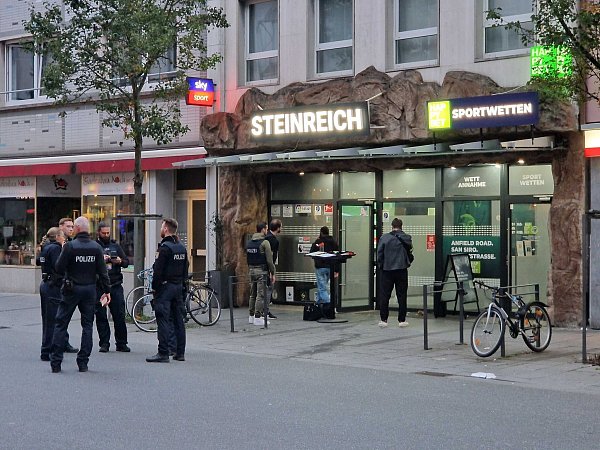 Drei Männer wurden durch mindestens drei Schüsse im Bereich der Beine und des Oberkörpers verletzt. - © Carolin Eckenfels/dpa