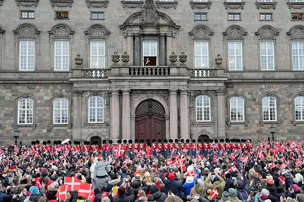 Dänemarks König Frederik X. winkt vom Balkon des Schlosses Christiansborg. - © Martin Meissner/AP/dpa