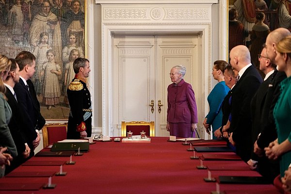 Königin Margrethe II. von Dänemark überlässt ihrem Sohn, dem dänischen König Frederik X., den Platz am Kopf des Tisches. - © Mads Claus Rasmussen/Ritzau Scanpix Foto/AP