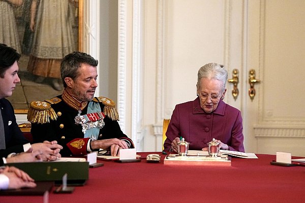 Königin Margrethe II. von Dänemark unterzeichnet auf Schloss Christiansborg die Abdankungserklärung. - © Mads Claus Rasmussen/Ritzau Scanpix Foto/AP/dpa
