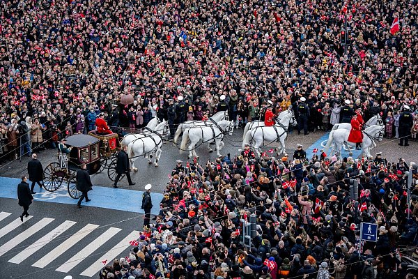 Dänemarks Königin Margrethe II. auf dem Weg zum Schloss Christiansborg. - © Ida Marie Odgaard/Ritzau Scanpix Foto/AP/dpa