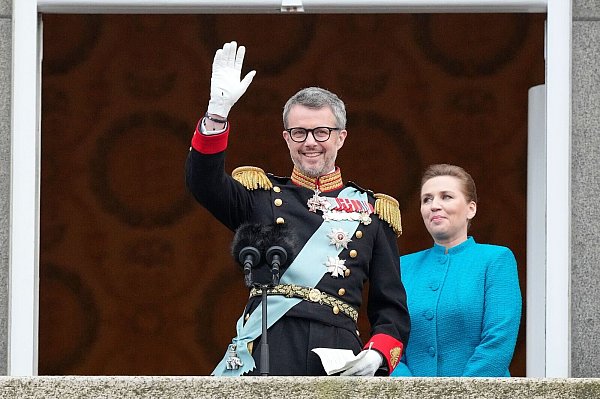 König Frederik X. von Dänemark winkt vom Balkon des Schlosses Christiansborg; dahinter steht die dänische Ministerpräsidentin Mette Frederiksen. - © Martin Meissner/AP