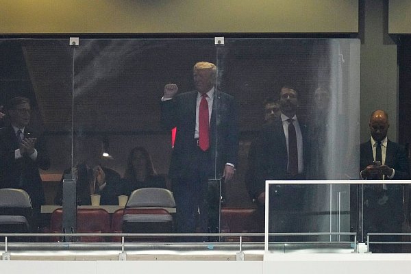 Auch Präsident Donald Trump reiste zu der Trauerfeier an. - © John Locher/AP/dpa