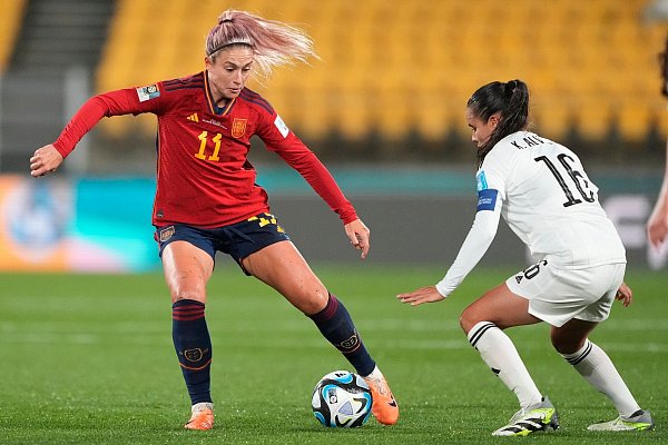 Alexia Putellas (l) und die spanische Nationalmannschaft besiegten Costa Rica mit 3:0. - © John Cowpland/AP/dpa
