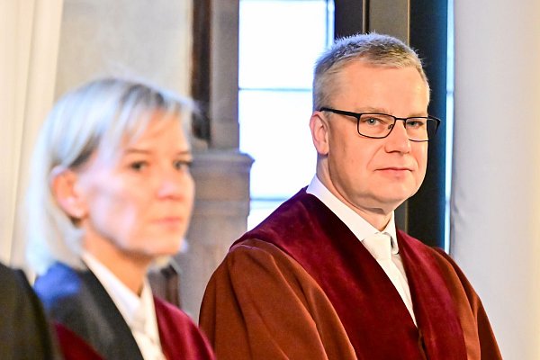 Die Angeklagte soll Angriff im Namen des IS verübt haben, so die Staatsanwaltschaft. - © Sebastian Christoph Gollnow/dpa