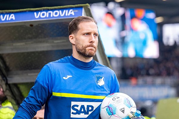 Torhüter sollen den Ball künftig maximal acht Sekunden festhalten dürfen. - © David Inderlied/dpa