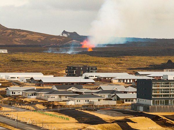 Blick von Grindavík Richtung Ausbruchsort. - © Marco di Marco/AP/dpa