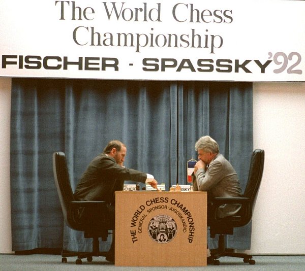 Von 1969 bis 1972 war Boris Spasski (r) Schach-Weltmeister. - © Dagobert Kohlmeyer/dpa-Zentralbild/dpa