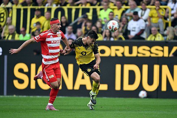 Aarón Anselmino (r.) machte ein starkes Debüt für Borussia Dortmund. - © Federico Gambarini/dpa