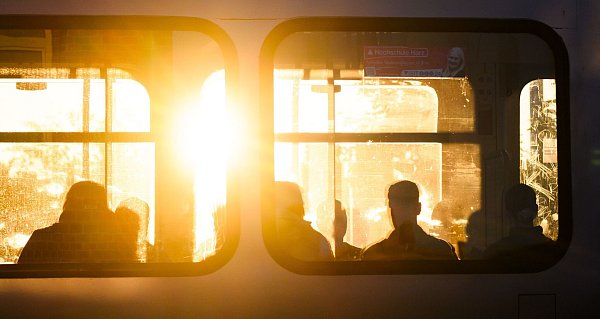 Nur 17 Prozent der Befragten gaben an, dass sich die Anzahl der Abfahrten mit Bus oder Bahn an der nächstgelegenen Haltestelle in den letzten fünf Jahren verbessert habe. (Archivbild) - © Julian Stratenschulte/dpa/dpa-tmn