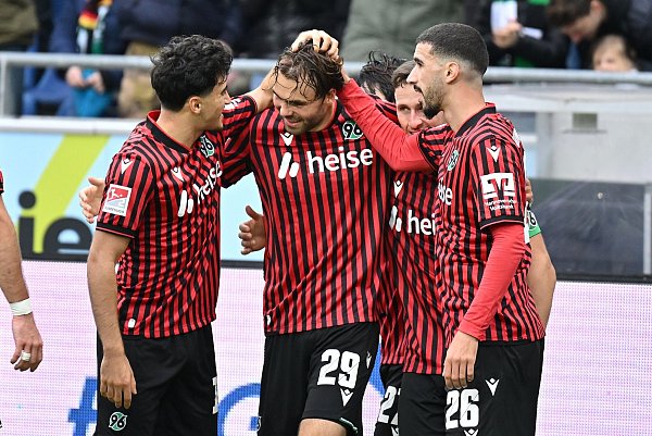 Hier hatte Hannover 96 noch Hoffnung: Kolja Oudenne (2.v.l) nach seinem Treffer zum 2:1 für 96. - © Swen Pförtner/dpa