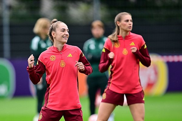 Sophia Kleinherne (l) könnte gegen Spanien in die Startelf rutschen. - © Sebastian Christoph Gollnow/dpa