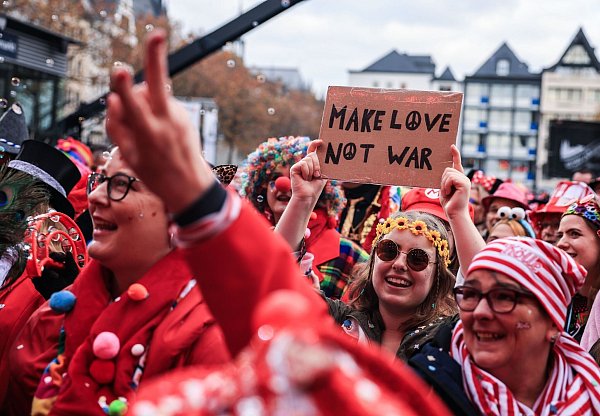 Karnevalisten feiern auf dem Heumarkt in Köln den Beginn der Karnevalssaison. - © Oliver Berg/dpa
