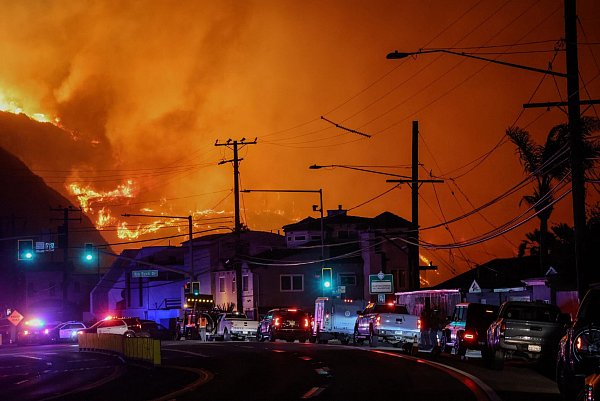 Starker Wind hat die Brände rasant angefacht. - © Amy Katz/ZUMA Press Wire/dpa