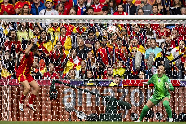 Kopfball von Mariona Caldentey zum 1:0 für Spanien. - © Michael Buholzer/KEYSTONE/dpa