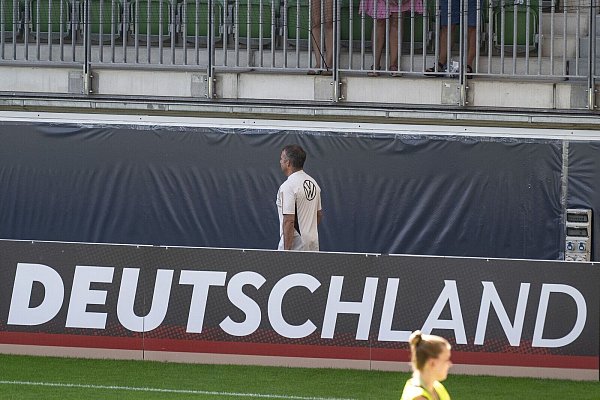 Hansi Flick ist als Bundestrainer Geschichte. Wer übernimmt nun vor der Heim-EM im kommenden Sommer das Ruder in der DFB-Auswahl? - © Swen Pförtner/dpa