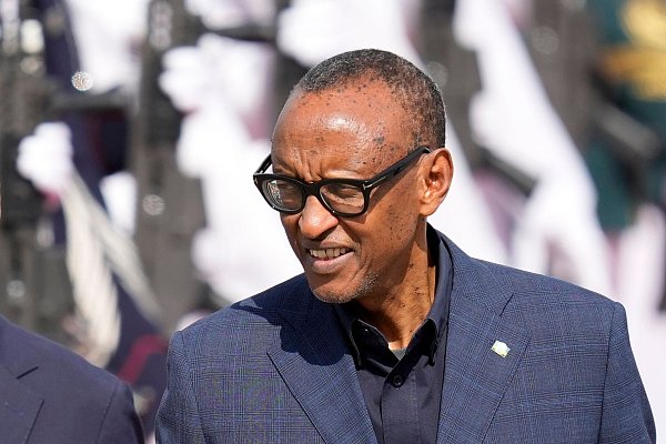 Ruandas Präsident Paul Kagame investiert in den Sport. - © Lee Jin-man/AP/dpa