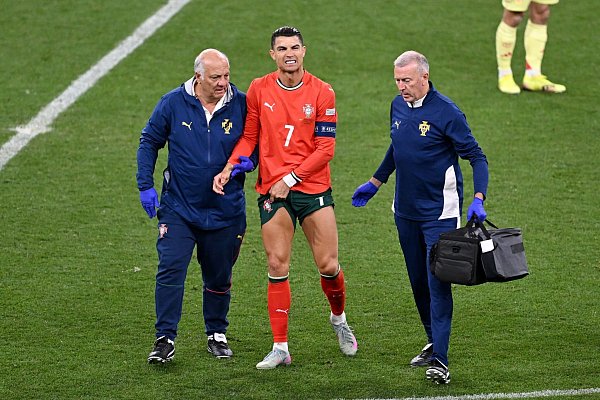 Angeschlagen ausgewechselt: Ronaldo kurz vor Beginn der Verlängerung. - © Sven Hoppe/dpa