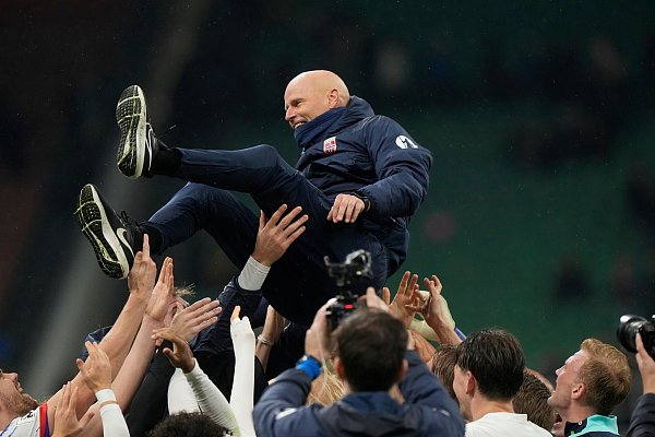 Norwegens Nationalmannschaft feiert Trainer Stale Solbakken nach dem 4:1 in Italien. - © Luca Bruno/AP/dpa